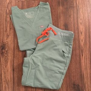 FIGS scrub set, Top: M, Bottoms: L